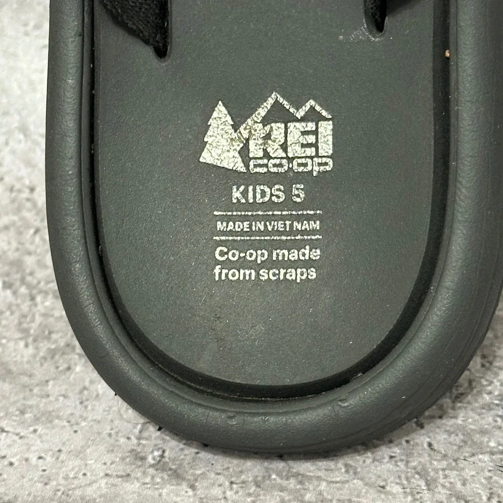 REI Co-op Flip Flop Kids 5 Black Eco-Friendly Sustainable Thong Sandals Scraps